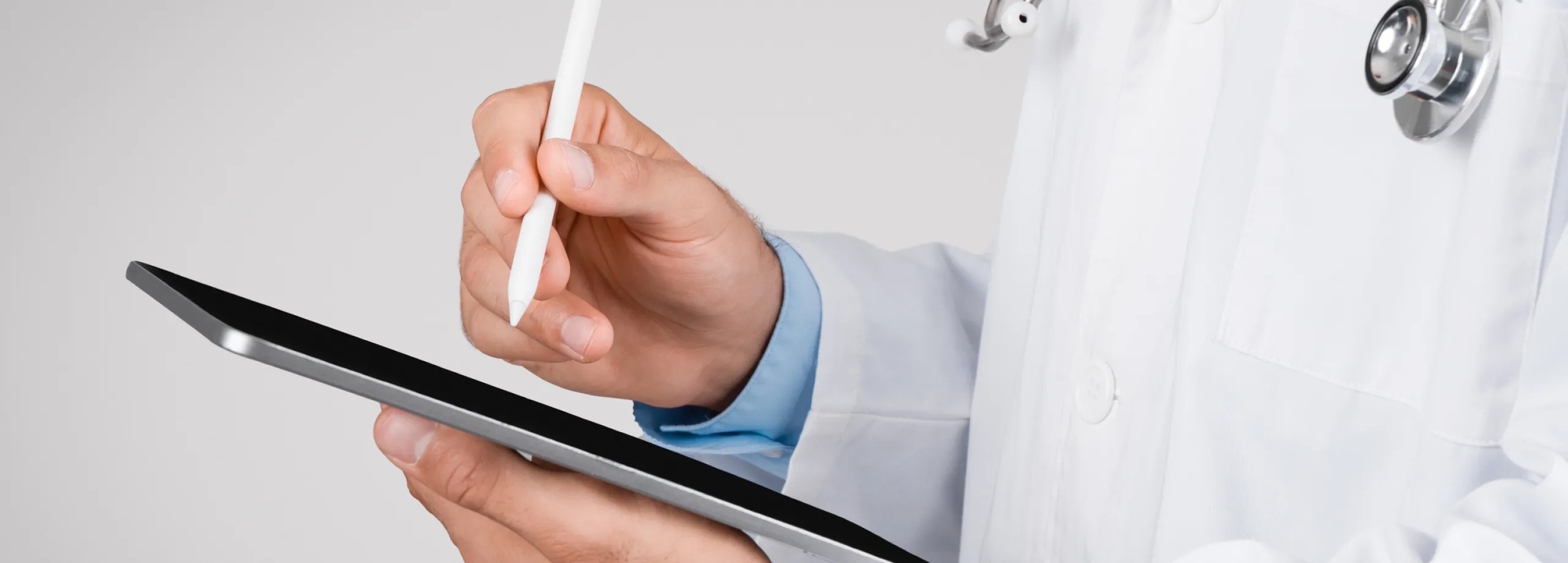 doktor skriver ut e-recept på platta